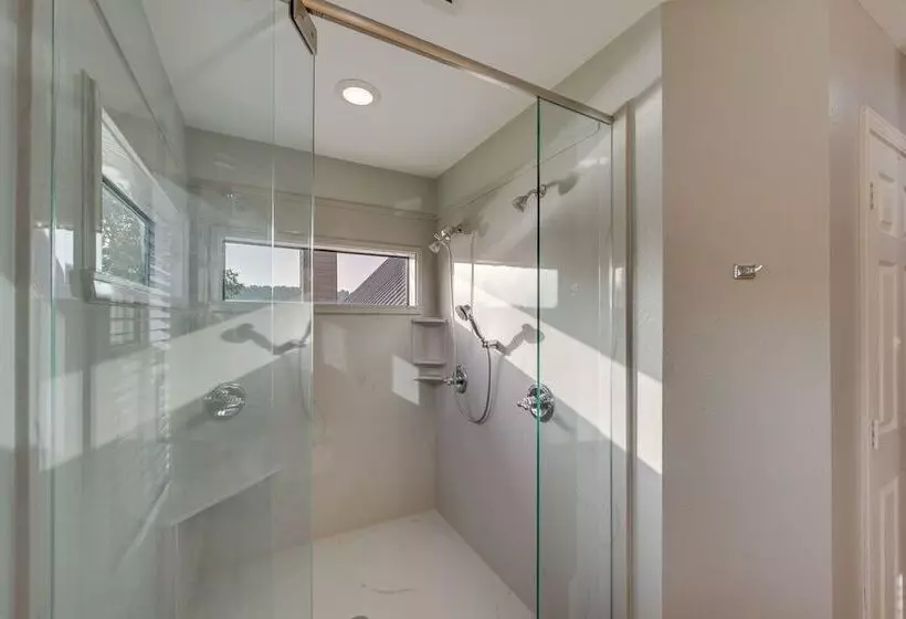 Lakefront Gladewater Retreat W/ Dock + Hot Tub!