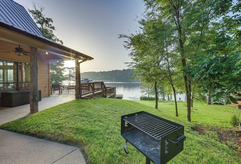 Lakefront Gladewater Retreat W/ Dock + Hot Tub!