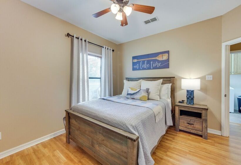 Lakefront Gladewater Retreat W/ Dock + Hot Tub!