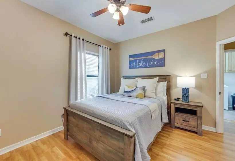 Lakefront Gladewater Retreat W/ Dock + Hot Tub!