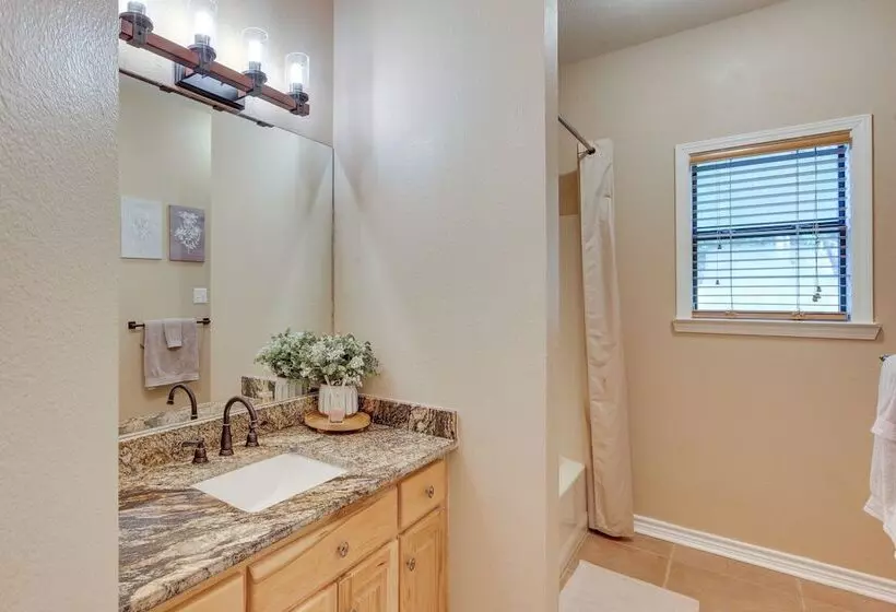 Lakefront Gladewater Retreat W/ Dock + Hot Tub!