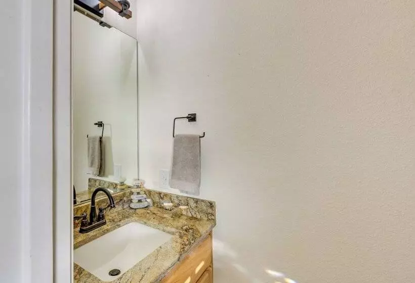 Lakefront Gladewater Retreat W/ Dock + Hot Tub!