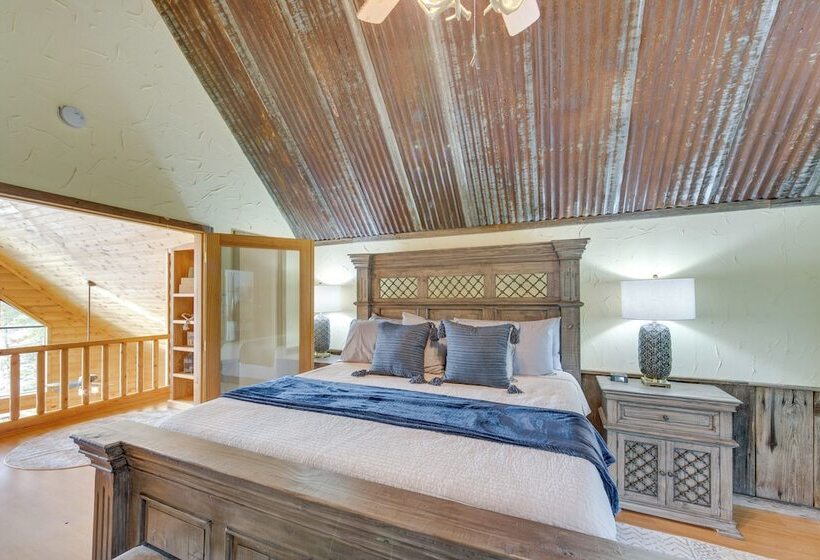 Lakefront Gladewater Retreat W/ Dock + Hot Tub!