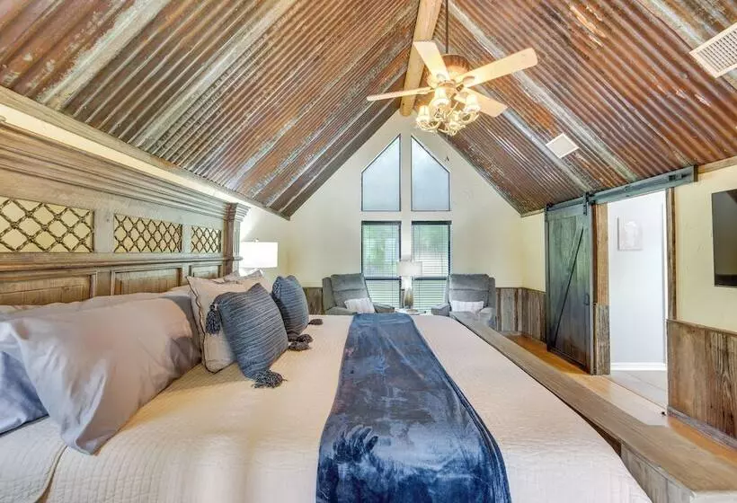 Lakefront Gladewater Retreat W/ Dock + Hot Tub!