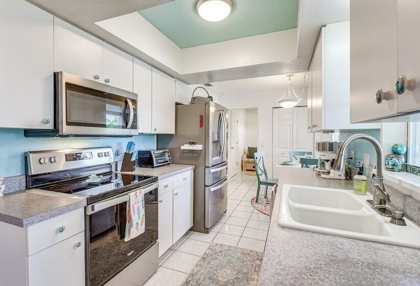 Lakefront Venice Home: 4 Mi To Manasota Key Beach!