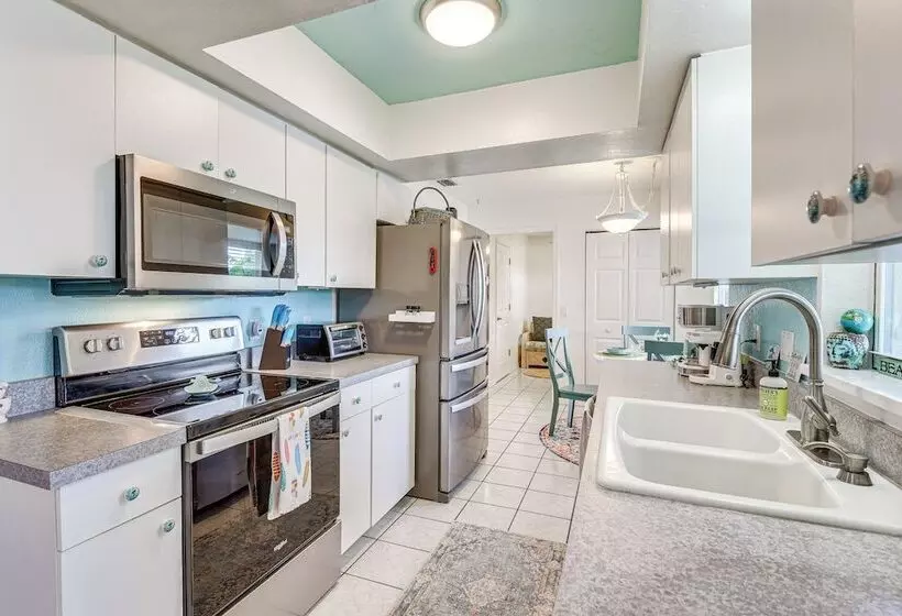 Lakefront Venice Home: 4 Mi To Manasota Key Beach!