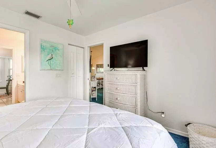 Lakefront Venice Home: 4 Mi To Manasota Key Beach!