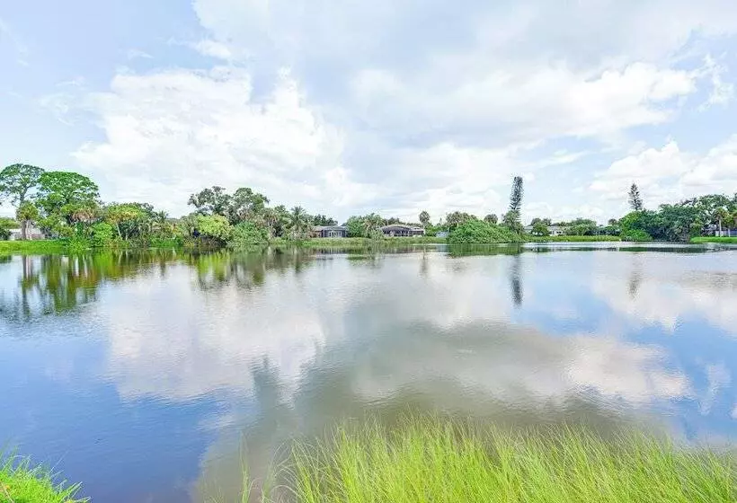 Lakefront Venice Home: 4 Mi To Manasota Key Beach!