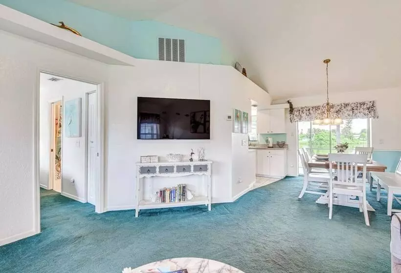 Lakefront Venice Home: 4 Mi To Manasota Key Beach!