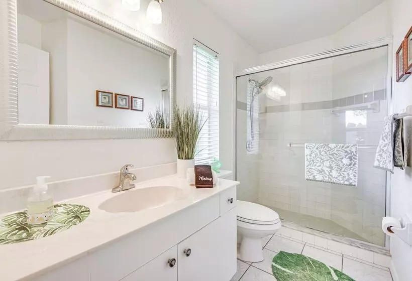 Lakefront Venice Home: 4 Mi To Manasota Key Beach!