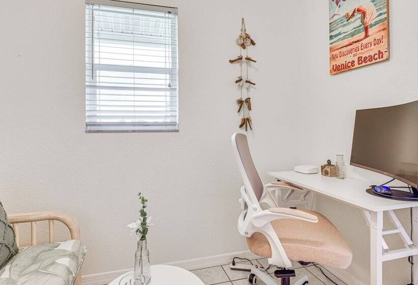 Lakefront Venice Home: 4 Mi To Manasota Key Beach!