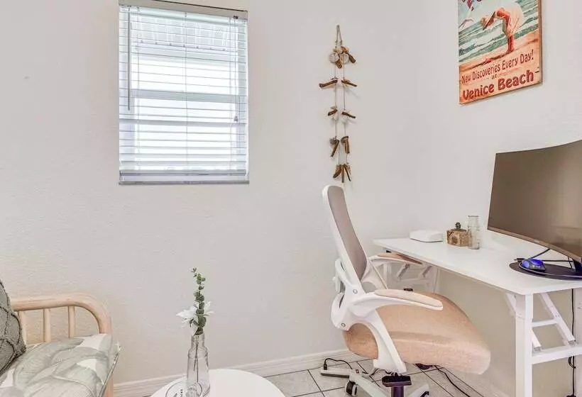 Lakefront Venice Home: 4 Mi To Manasota Key Beach!