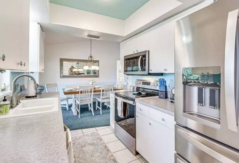 Lakefront Venice Home: 4 Mi To Manasota Key Beach!