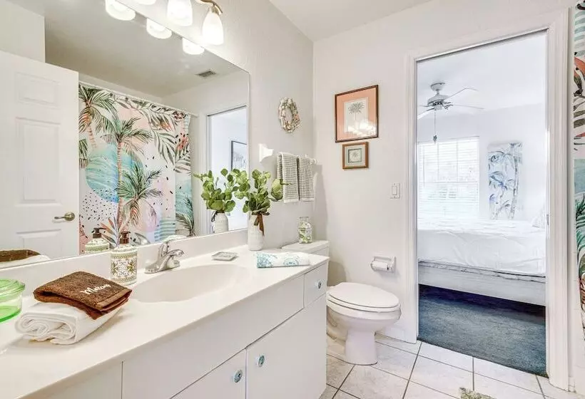 Lakefront Venice Home: 4 Mi To Manasota Key Beach!