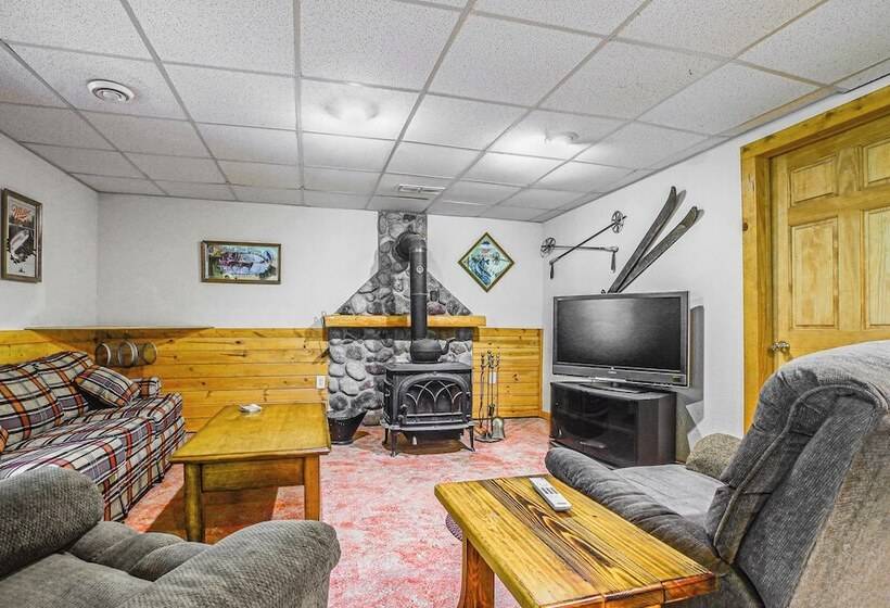 Peaceful Wautoma Retreat W/ Deck On 10 Acres!