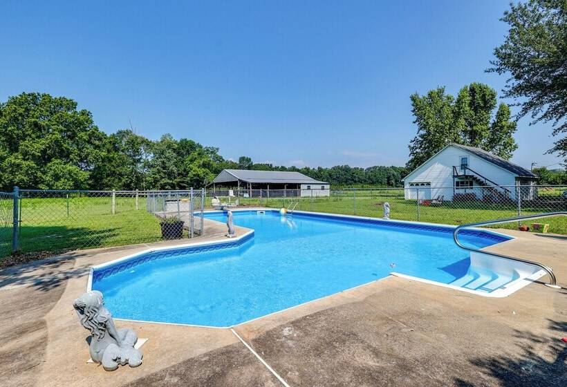 Pet Friendly Falkville Home On A Working Farm!