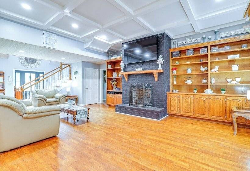 Pet Friendly Falkville Home On A Working Farm!