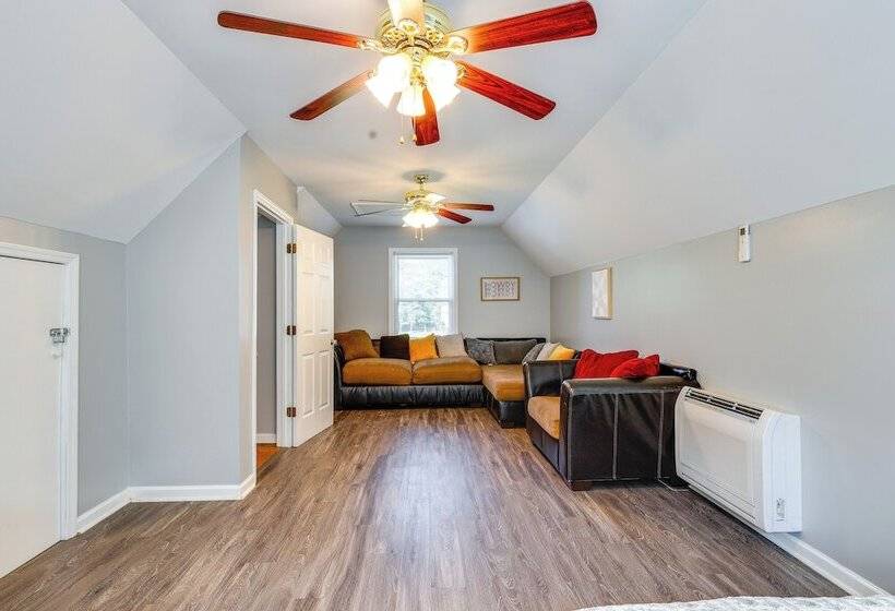 Pet Friendly Falkville Home On A Working Farm!