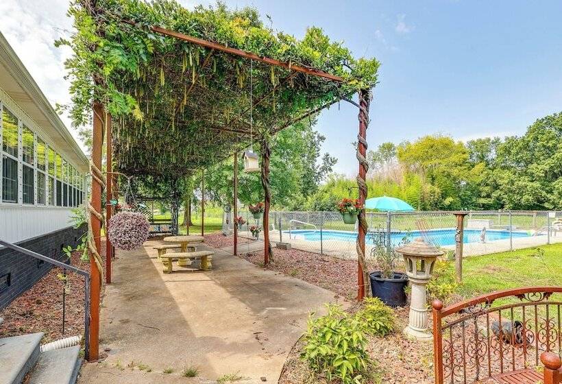 Pet Friendly Falkville Home On A Working Farm!