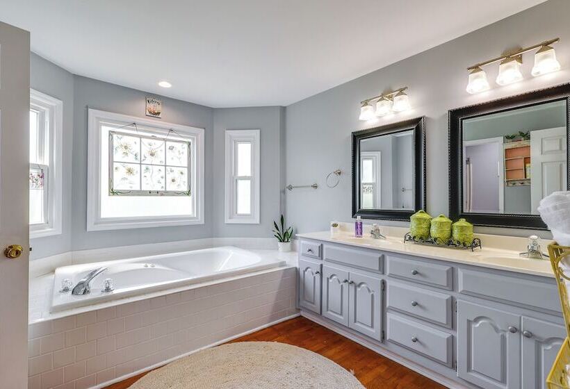 Pet Friendly Falkville Home On A Working Farm!