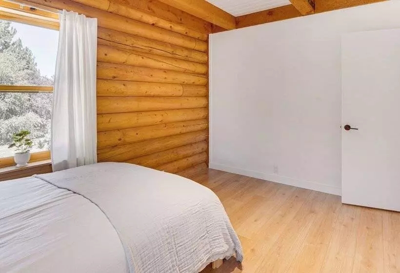 Deck & Pool Access: Pine Mountain Club Cabin!