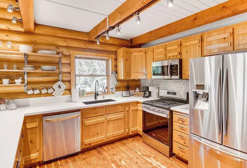 Deck & Pool Access: Pine Mountain Club Cabin!