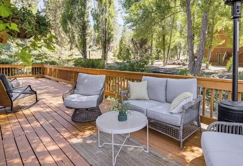 Deck & Pool Access: Pine Mountain Club Cabin!