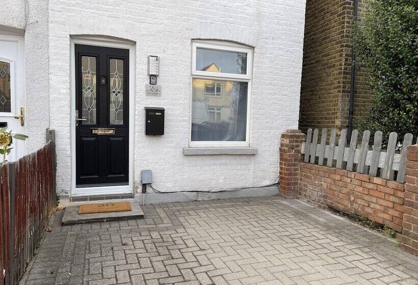 اقامتگاه Dartford Family Retreat