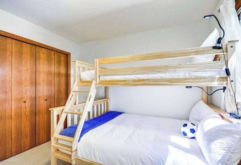 Rhododendron Retreat W/ Hot Tub: Steps To River!