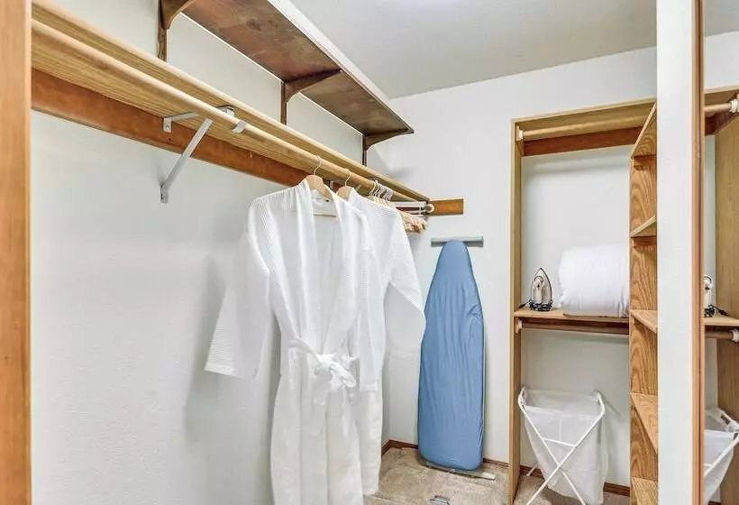 Rhododendron Retreat W/ Hot Tub: Steps To River!