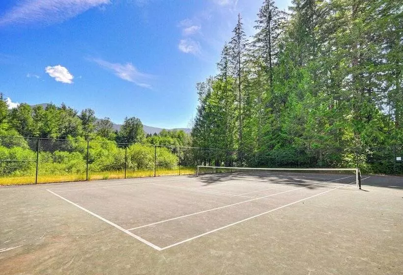 Rhododendron Retreat W/ Hot Tub: Steps To River!