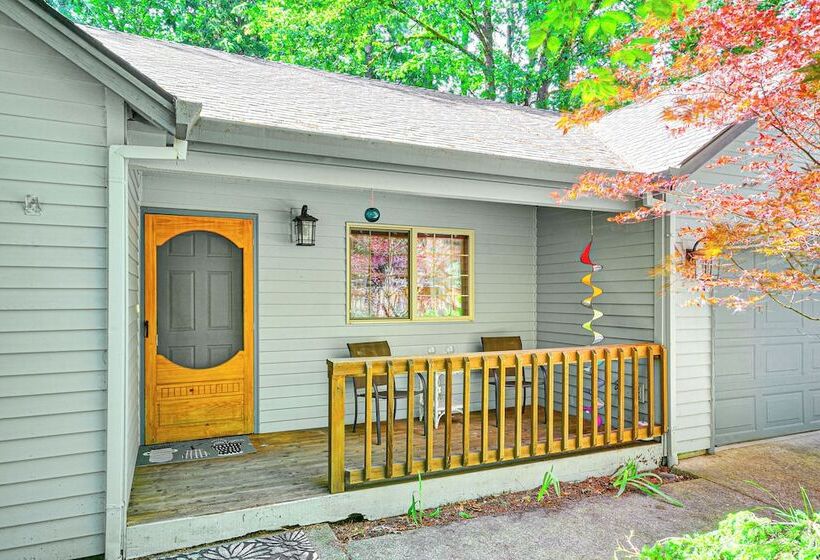 Rhododendron Retreat W/ Hot Tub: Steps To River!