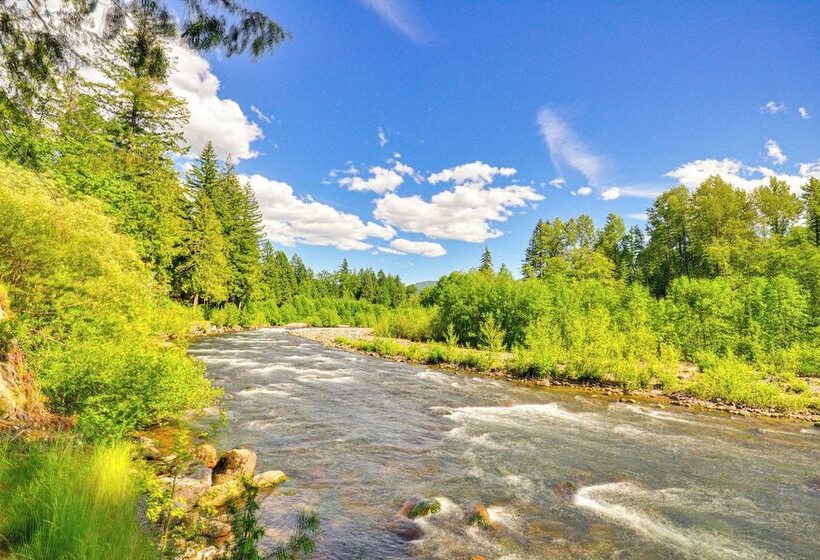 Rhododendron Retreat W/ Hot Tub: Steps To River!