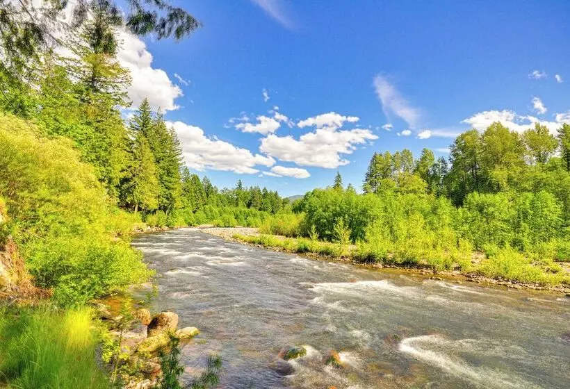 Rhododendron Retreat W/ Hot Tub: Steps To River!