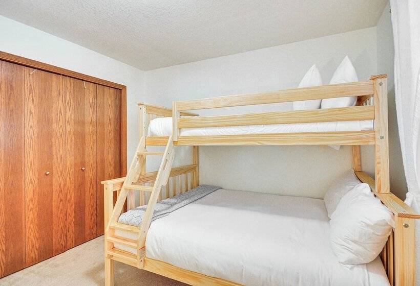 Rhododendron Retreat W/ Hot Tub: Steps To River!