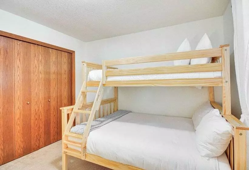 Rhododendron Retreat W/ Hot Tub: Steps To River!