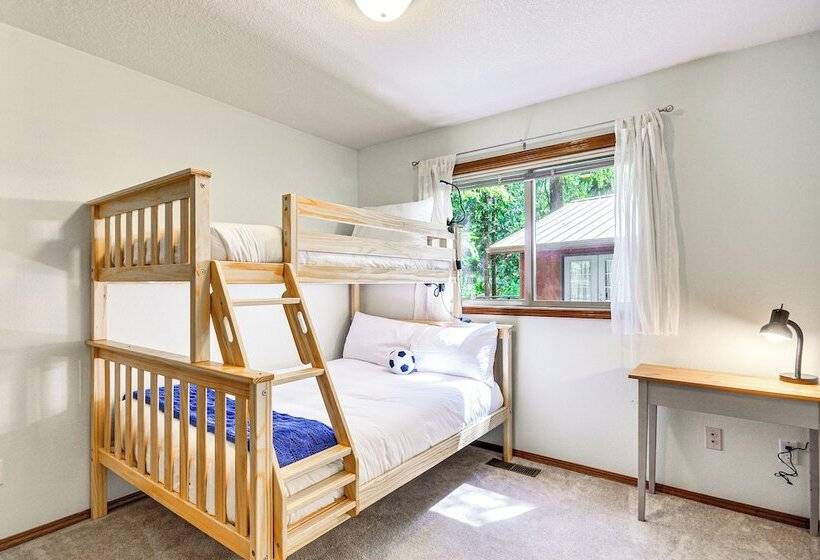 Rhododendron Retreat W/ Hot Tub: Steps To River!