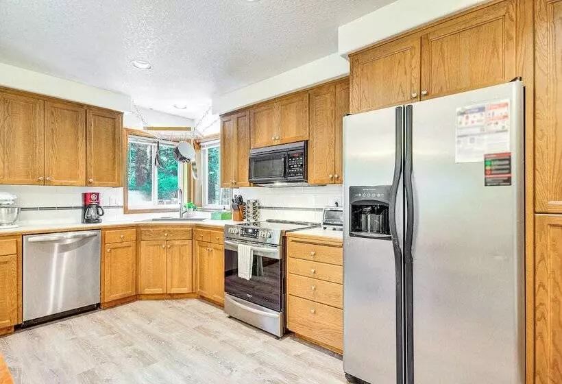 Rhododendron Retreat W/ Hot Tub: Steps To River!