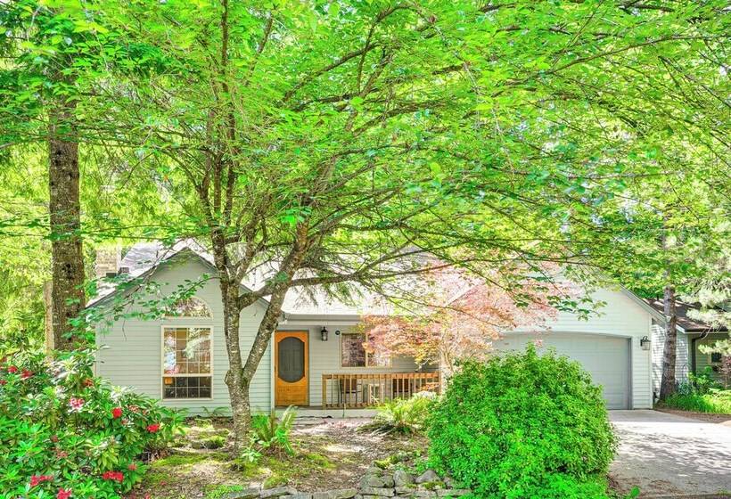 Rhododendron Retreat W/ Hot Tub: Steps To River!