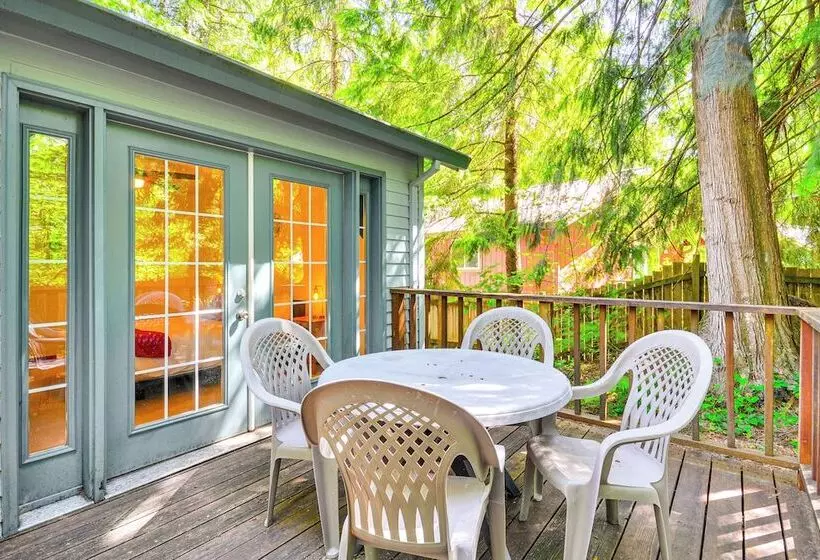 Rhododendron Retreat W/ Hot Tub: Steps To River!