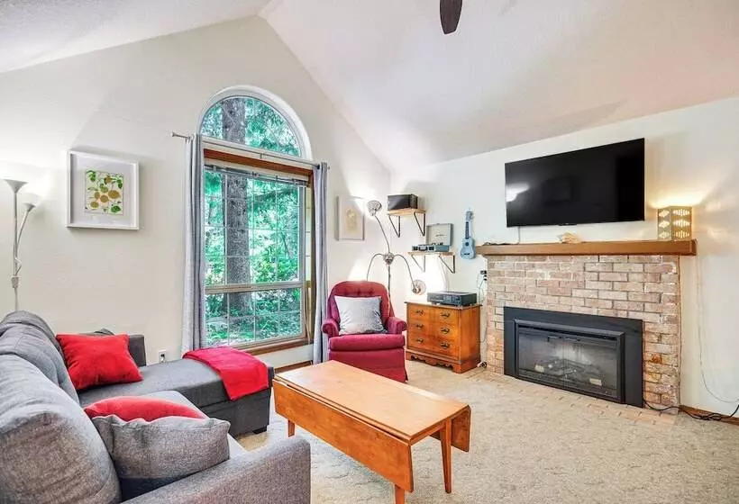 Rhododendron Retreat W/ Hot Tub: Steps To River!