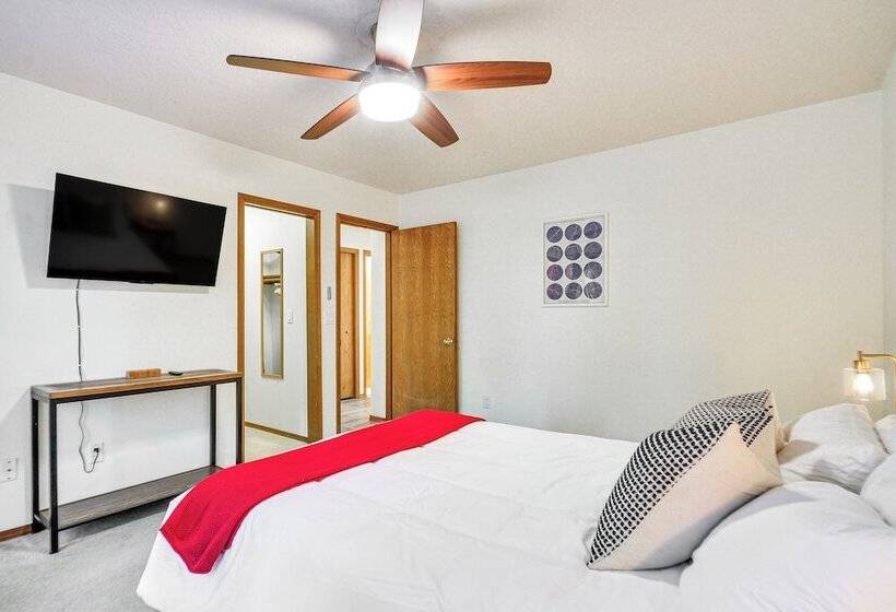 Rhododendron Retreat W/ Hot Tub: Steps To River!