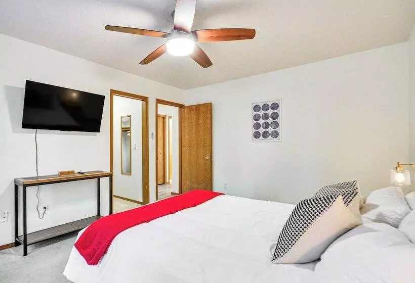 Rhododendron Retreat W/ Hot Tub: Steps To River!