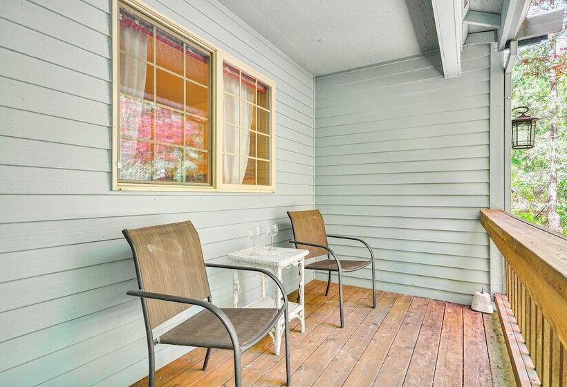 Rhododendron Retreat W/ Hot Tub: Steps To River!