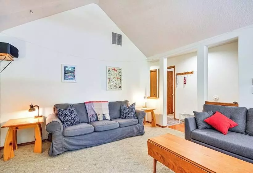 Rhododendron Retreat W/ Hot Tub: Steps To River!