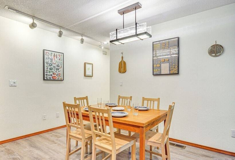 Rhododendron Retreat W/ Hot Tub: Steps To River!