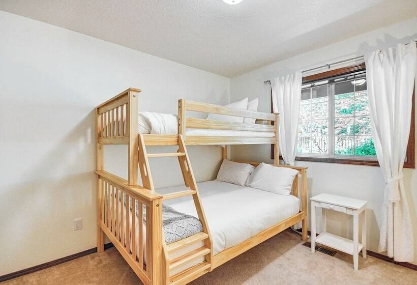 Rhododendron Retreat W/ Hot Tub: Steps To River!