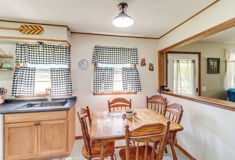 Horses Welcome: Marble Falls Home W/ Grill!