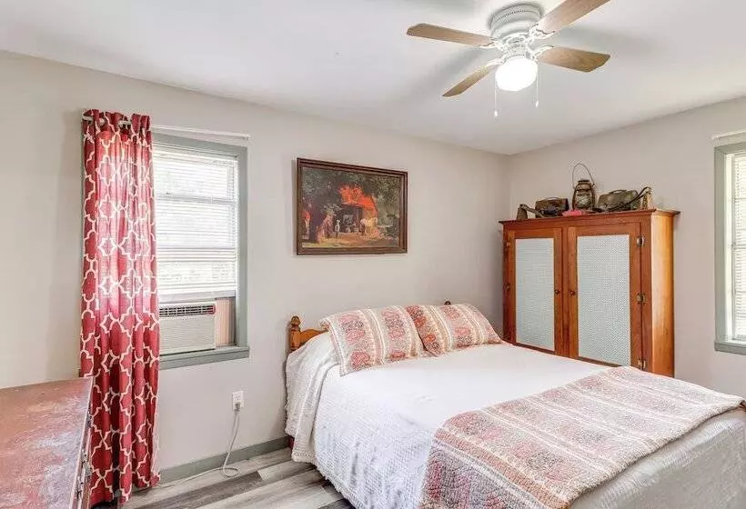 Horses Welcome: Marble Falls Home W/ Grill!