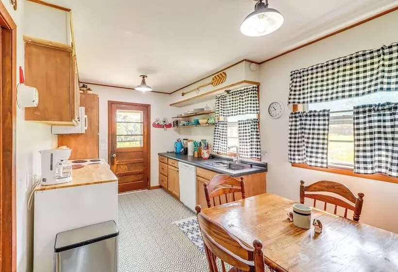 Horses Welcome: Marble Falls Home W/ Grill!